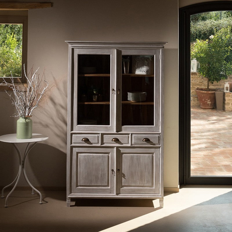 Vetrina coloniale country sbiancata