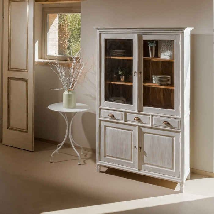 Vetrina coloniale country sbiancata