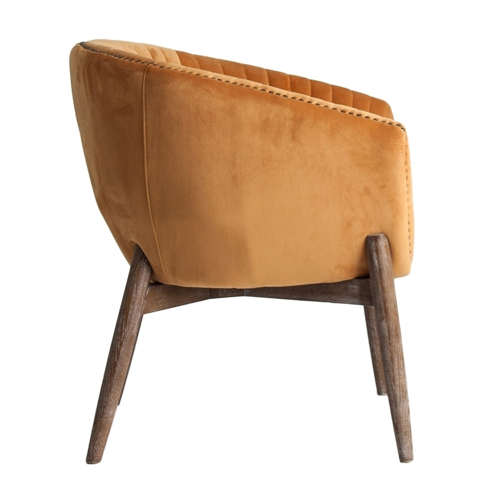 Poltrona stile kitsh color senape