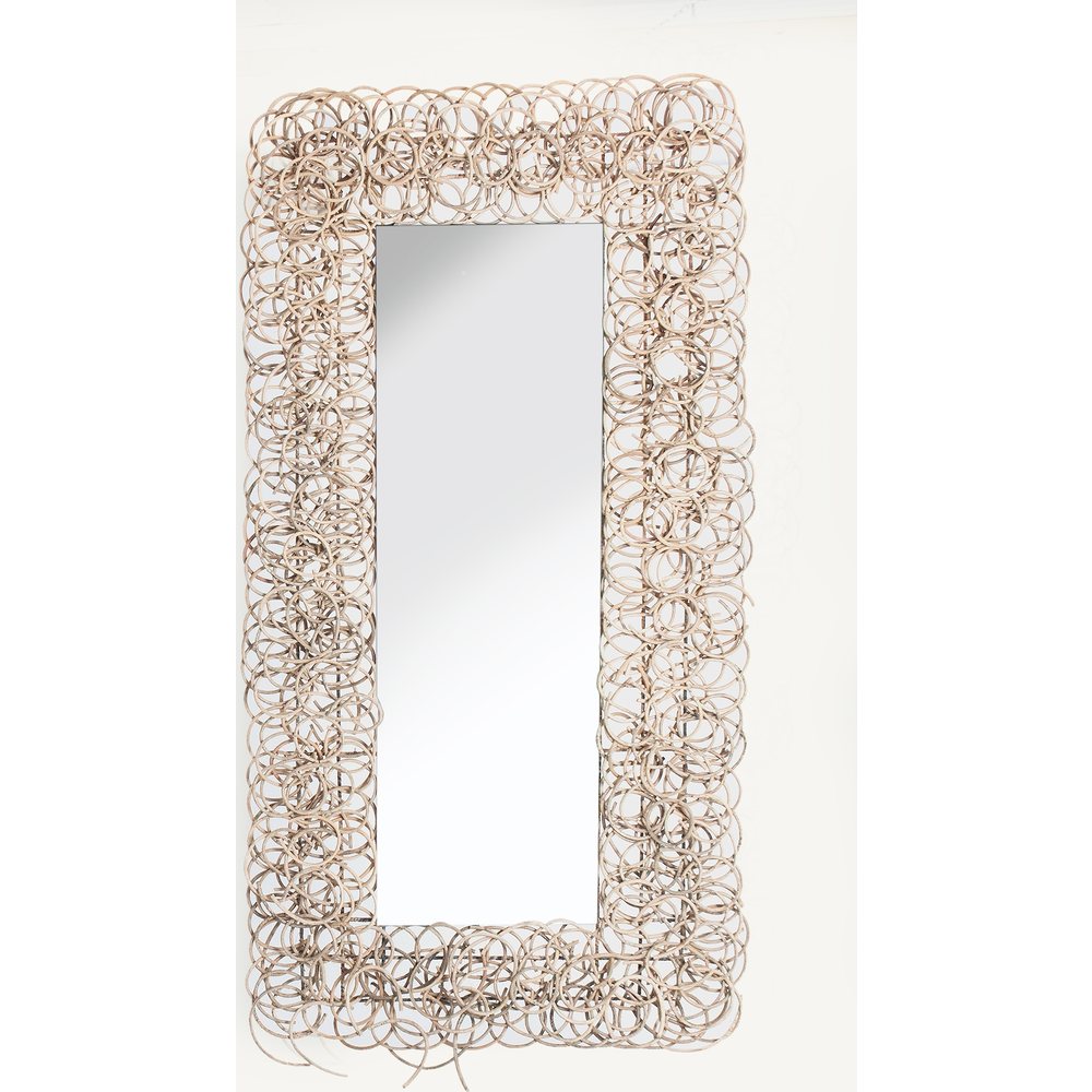 Specchio in rattan di design in soggiorno moderno elegante