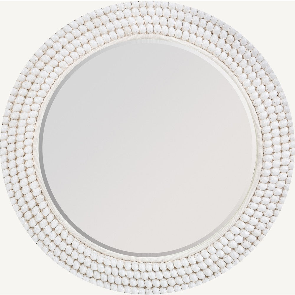 Specchio di design nordico in ambiente luminoso