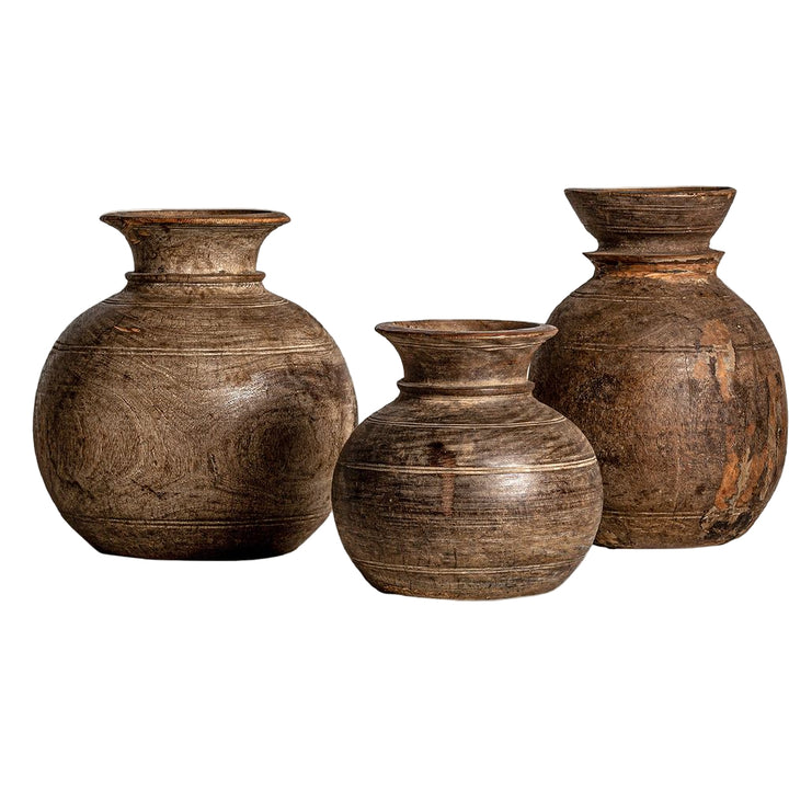 Set di vasi etnici esposti in ambiente naturale